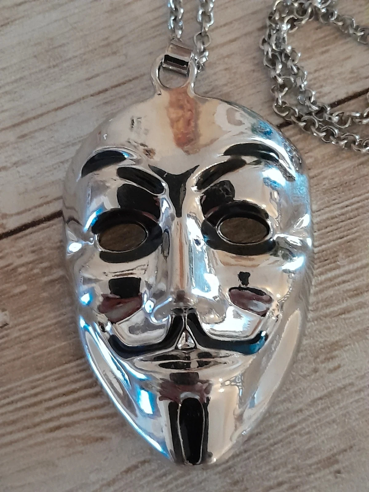 collier masque tiré du film, V for Vendetta – photo 2